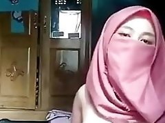 Hijab Muslim Girl Show Her Body video on WebcamWhoring.com