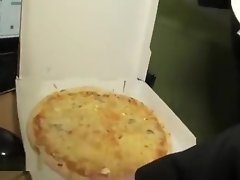 Une jolie rousse nympho demande a son client un coup de bite vite fait avant de retourner livrer des pizzas. video on WebcamWhoring.com