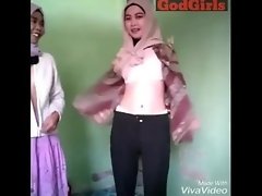 Muslim girls fun in mosque video on WebcamWhoring.com