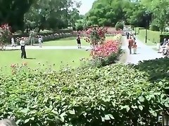 Een toeriste wordt lastig gevallen in het park video on WebcamWhoring.com